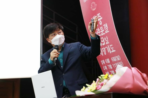 지난 달 25일 강연 장소인 대웅전에서 강의를 하고 있는 구수환 감독. 